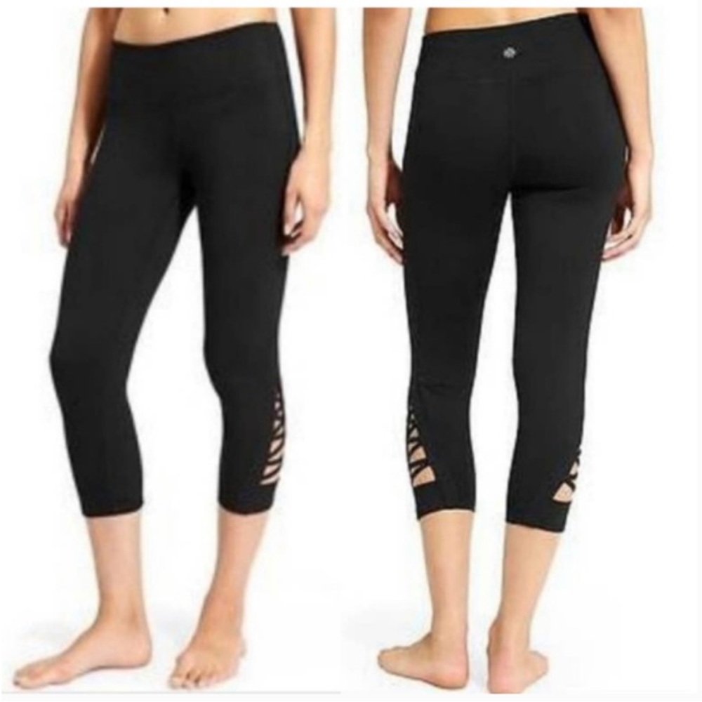 Athleta Quest Criss Cross Chaturanga Capri Leggings